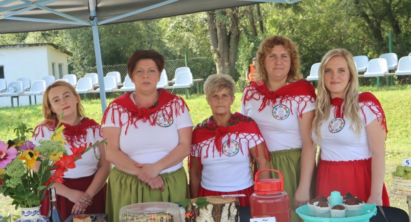 Gospodynie z KGW z terenu gminy Bircza zadbały żołądki uczestników dożynkowego święta, częstując swojskimi przekąskami./ ZDJĘCIA GOKSiT w Birczy