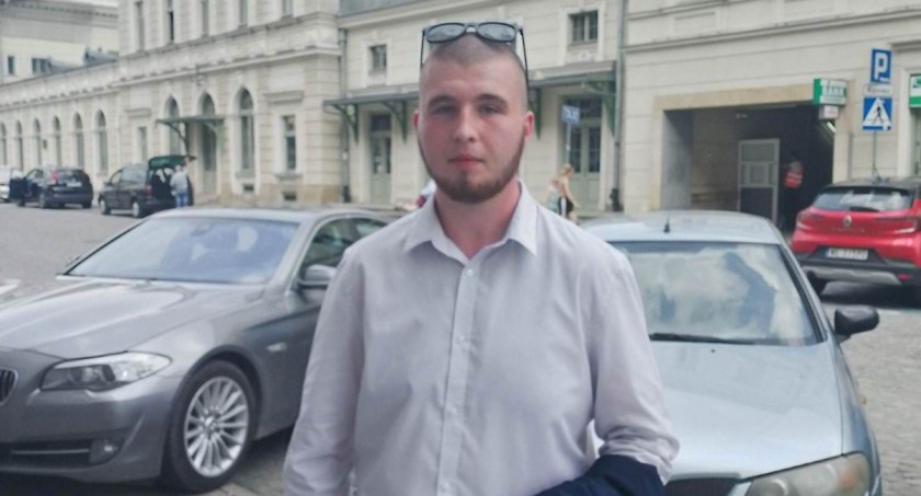 Takiego Bartka pamiętają jego znajomi. Zbiórka funduszy na jego leczenie prowadzona jest pod adresem https://zrzutka.pl/2ujcs4 (nazwa zbiórki „Pomóżmy Bartkowi stanąć na nogi”).