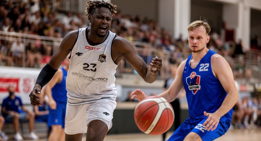 Senegalczyk Biriam Faye (z lewej) był najskuteczniejszym graczem gospodarzy, Michał Chrabota (z prawej) zdobył dla Przemyskch Niedźwiadków 16 punktów.