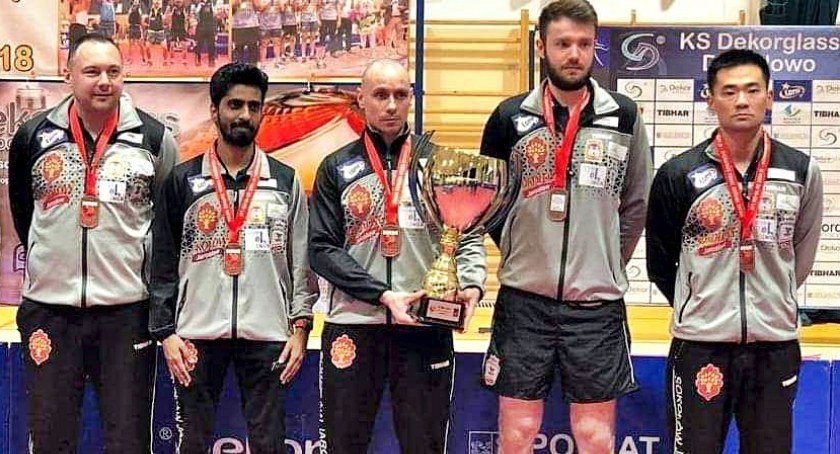 Ostatni medal, brązowy, tenisiści stołowi z Jarosławia zdobyli w sezonie 2020 – 2021 jako Sokołów SA. Od lewej: menadżer Kamil Dziukiewicz, Sathiyan Gnanasekaran, Paweł Chmile, Patryk Zatówka i Kou Lei.