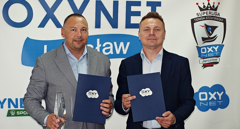 Umowę sponsorską podpisali prezes i menadżer KSTS Oxynet Jarosław Kamil Dziukiewicz (z lewej) i pełnomocnik zarządu spółki Oxynet, dyrektor zarządzający Andrzej Masiewicz. Fot. Mariusz Godos