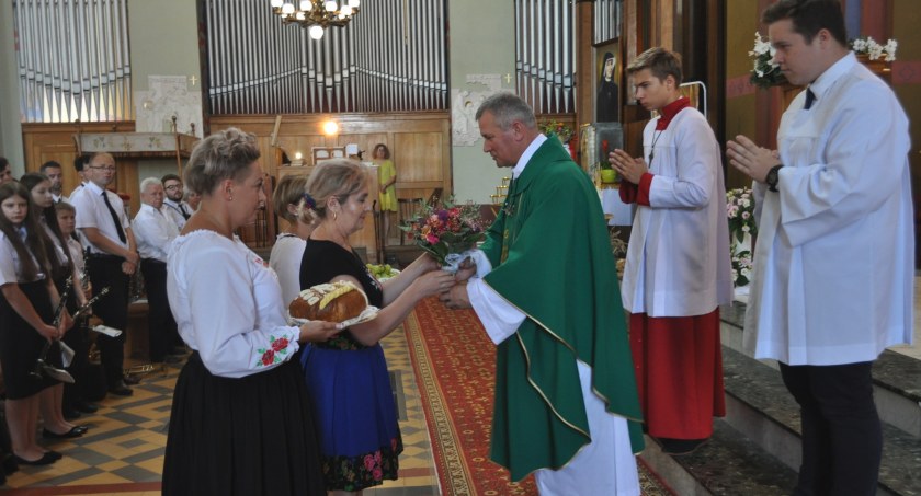 Za tegoroczne plony dziękowano podczas mszy św. w kościele pw. Niepokalanego Serca NMP w Dubiecku./ ZDJĘCIA: GOK Dubiecko