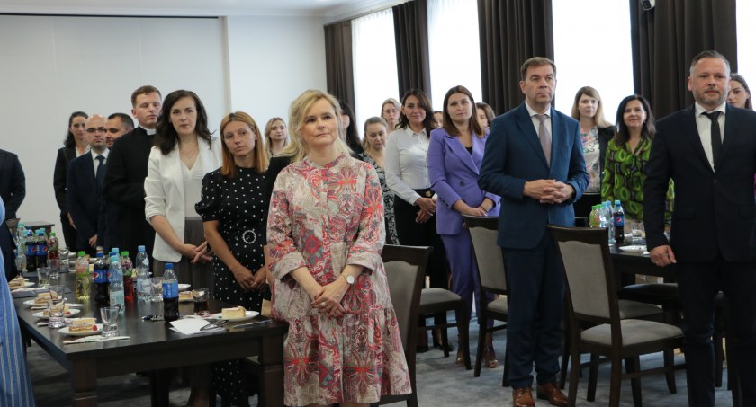 Akty nadania stopnia nauczyciela mianowanego odebrało na spotkaniu w jarosławskim starostwie 26 nauczycieli szkół i placówek z Jarosławia./ Zdjęcie: Starostwo Powiatowe w Jarosławiu