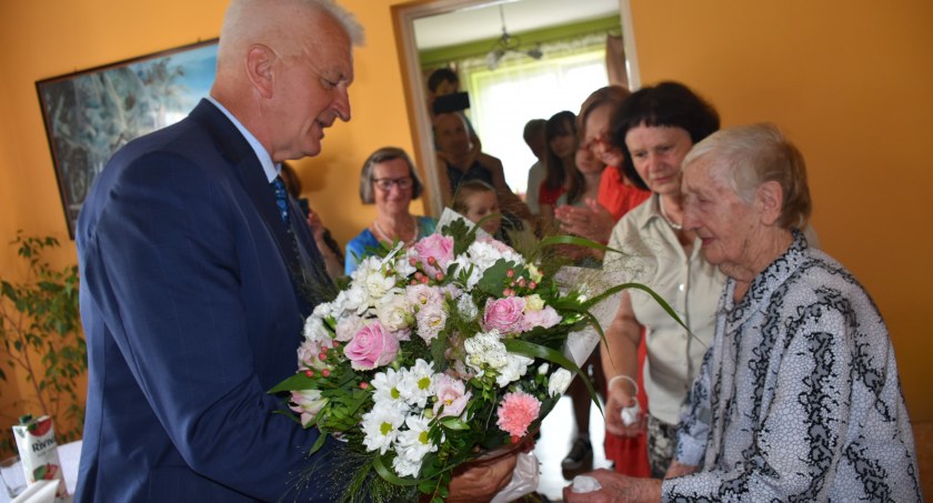 Pani Zofia, pomimo słusznego wieku, wciąż potrafi cieszyć się życiem, zachowywać pogodę ducha i raczyć życzliwym słowem innych./ Zdjęcia: GCK w Medyce