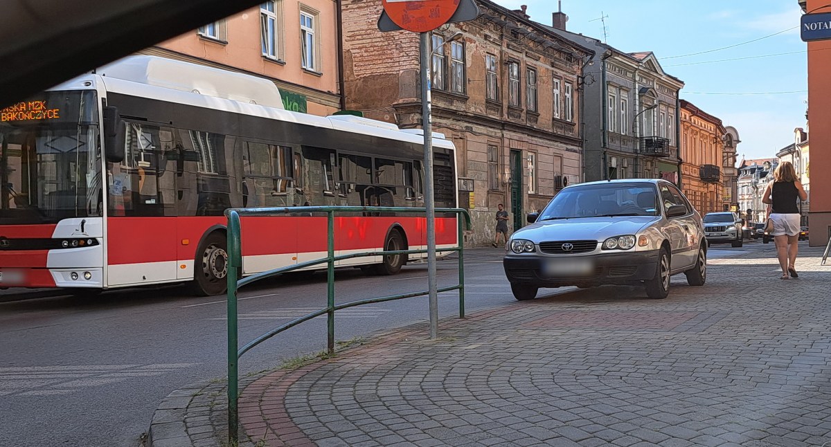 Mieszkańcy i rodzice uczniów pobliskiej szkoły woleliby nie ryzykować, włączając się z Tuwima w ulicę Dworskiego, a zmuszeni są to robić wielokrotnie, bo widoczność ograniczają auta zaparkowane przy drugiej z wymienionych. Wyjeżdżając w lewo, z trudem udaje się dojrzeć, czy po prawej nie nadjeżdża jakiś pojazd./ Zdjęcia: U. Gielo