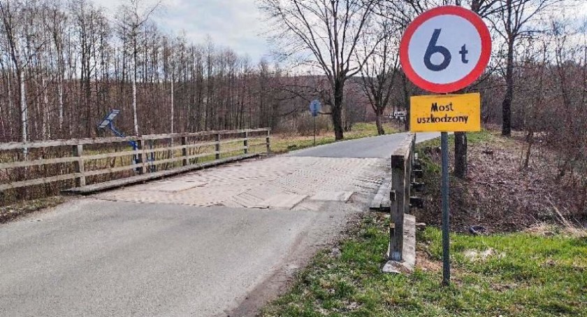 Obecny most na potoku Łopuszanka jest w fatalnym stanie technicznym i wymaga pilnych robót remontowo-renowacyjnych. W maju tego roku z tego względu wprowadzono zakaz wjazdu na przeprawę pojazdów o masie całkowitej powyżej 6 ton./ Zdjęcie archiwalne PZD w Przeworsku