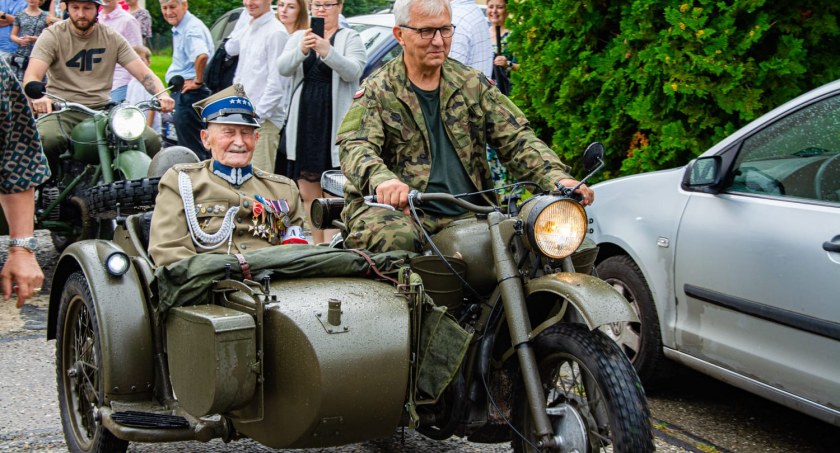 Po mszy w kościele pod wezwaniem św. Józefa Sebastiana Pelczara w Strzyżowie, bohater tego dnia został przewieziony w przyczepie zabytkowego motocykla na miejsce uroczystości.