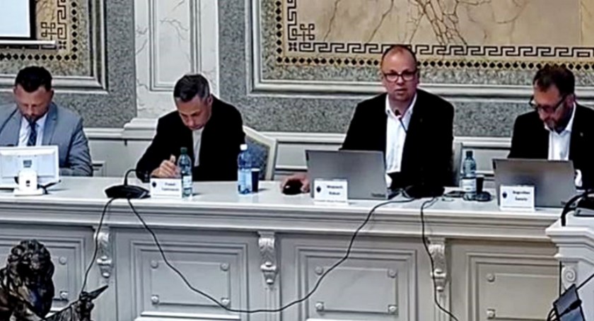 – Jestem gorącym zwolennikiem referendum, ale referendum, które ma sens, które da odpowiedź na jakieś ważne pytanie, a nie na wyimaginowany problem – powiedział prezydent miasta Wojciech Bakun, odnosząc się do kwestii wyglądu i estetyki, a także planowanych zmian w zakresie funkcji i przeznaczenia ulic 22 Stycznia i Wybrzeża Ojca Świętego Jana Pawła II po ich przebudowie.