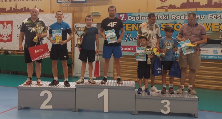 Rodzina Iwaniuchów na pierwszym stopniu podium, rodzina Dębskich na drugim