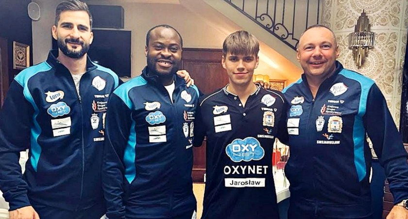 Oxynet Jarosław przed spotkaniem z Akademią Zamojską Trefl Zamość. Od lewej: Andrej Gacina, Quadri Aruna, Alan Kulczycki i menadżer Kamil Dziukiewicz. Sensacyjna porażka na inaugurację wcale nie musi być... zła. Być może bardzo lodowaty prysznic przyda się wszystkim po kolei.