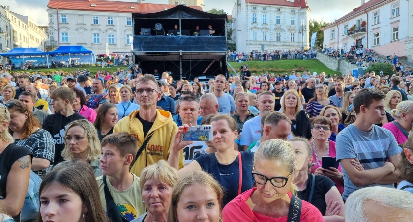 Sylwia Grzeszczak, Joanna Jakubiec, Kayah i Michał Szpak rozgrzali do czerwoności swoich fanów. Niektórzy czekali pod sceną od południa, aby uzyskać autograf. Fot. Artur WilguckiKoncerty 