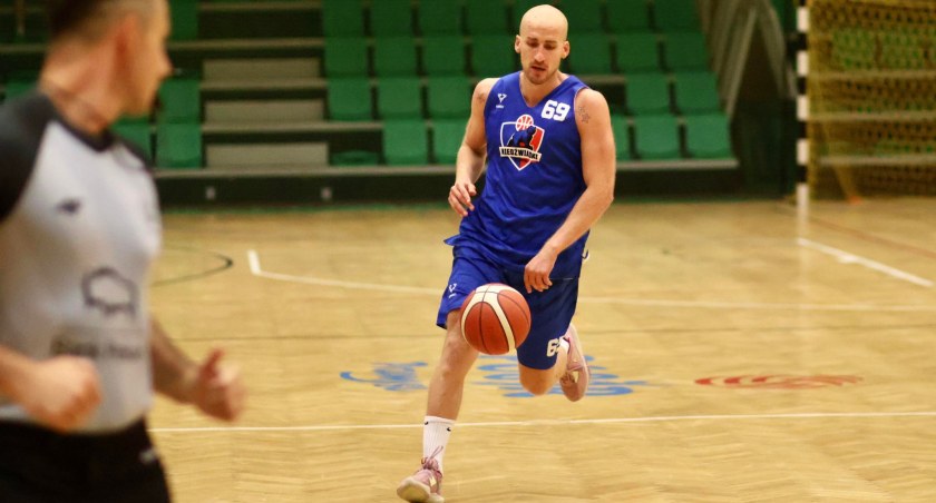 Edi Sinadinović będzie napędzać Niedźwiadki w walce o mistrzowskie punkty. To playmaker co się zowie!