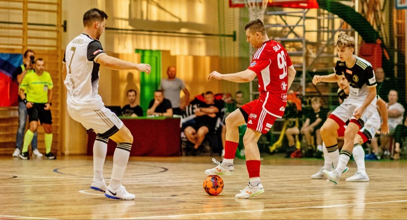 Kamil Bała (w środku) zdobył bramkę na inauguację z Jagiellonią Fustal Białystok, trafił także w Bielsku-Białej z Rekordem. Fot. Dawid Czubak. 