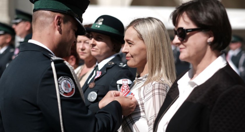 Podczas apelu wręczono odznaczenia resortowe oraz awanse w służbie celno-skarbowej i służbie cywilnej. Fot. KAS