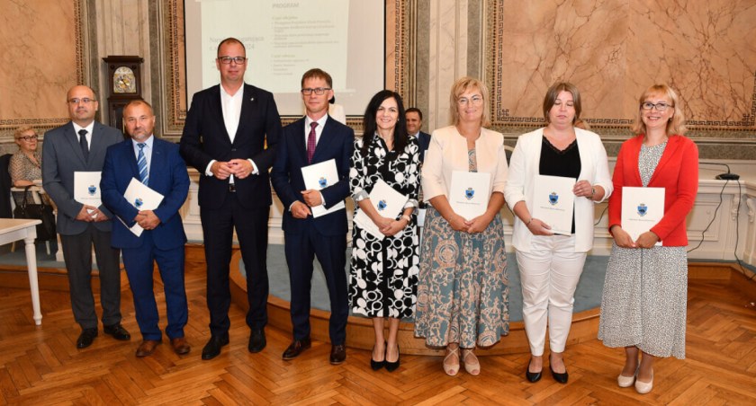 Jednym z głównych punktów spotkania było wręczenie przez prezydenta miasta Wojciech Bakuna nominacji nowym i „starym” dyrektorom placówek oświatowych. Otrzymało je siedem osób. Fot. UM Przemyśl