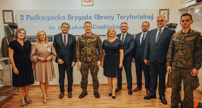 Umowę podpisał dowódca 3 Podkarpackiej BOT płk Michał Małyska i dyrektorzy sześciu szkół. Trzeci od lewej dyrektor Zespołu Szkół im. gen. Józefa Kustronia w Lubaczowie Andrzej Nepelski. Fot. 3 PBOT