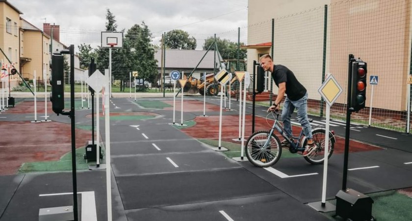 Gościem honorowym wydarzenia był też specjalizujący się w trialu rowerowym Krystian Herba, który zasłynął ze zdobywania na dwóch kółkach najwyższych budynków na świecie. Zaprezentował, jak sprawnie i bezpiecznie poruszać się w zbliżonych do drogowych realiach./Zdjęcia: UG Tryńcza