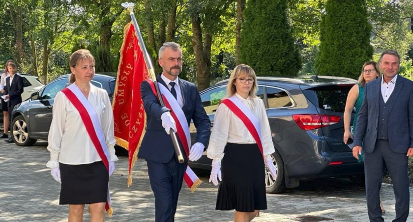 4 września 2023 r. (rozpoczęcie roku nowego roku szkolnego) w historii Publicznej Szkoły Podstawowej z Oddziałami Integracyjnymi w Iskani w gminie Dubiecko był dniem wyjątkowym. Placówka zyskała patrona, a społeczność uczniowska otrzymała sztandar. Fot. SP Iskań