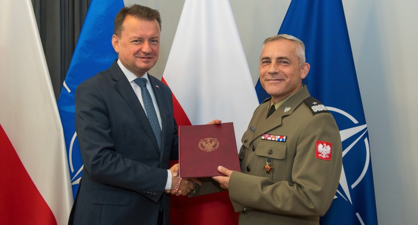 11 września br. minister obrony narodowej Mariusz Błaszczak wyznaczył byłego dowódcę 1 Batalionu Czołgów w Żurawicy gen. bryg. Rafała Kowalika na stanowisko zastępcy dowódcy 1 Dywizji Kawalerii Stanów Zjednoczonych. Fot. MON