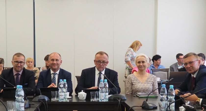 Na ostatniej sesji powiatu radni podczas głosowań byli zgodni. W dyskusjach końcowych nieco dłużej zatrzymano się nad tematem warunków w jarosławskim szpitalu. W kontekście niedawnych wysokich temperatur brak klimatyzacji na oddziałach stanowił palący problem.
