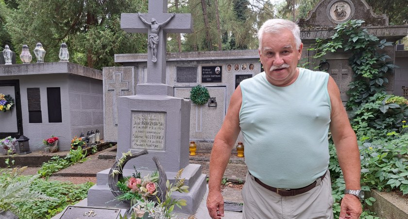 – Jako emeryta kolejowego nie stać mnie na takie koszty, jakich się ode mnie żąda – mówi pan Antoni. Plany remontu rodzinnego grobowca prawdopodobnie będzie musiał odłożyć na półkę. Płacić nie zamierza. / Zdjęcie U. Gielo