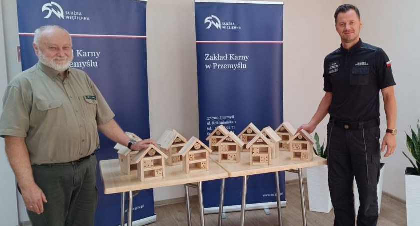 120 ekohoteli zostało przekazanych przez dyrektora przemyskiej placówki penitencjarnej ppłka Arkadiusza Skafiriaka na ręce nadleśniczego Nadleśnictwa Krasiczyn Przemysława Włodka. / Zdjęcia: M. Rybkiewicz