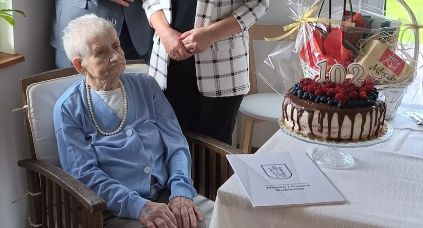 Mieszkanka Bachórca Joanna Klaczak w dniu swoich 102. urodzin przyjęła w swoich progach burmistrza miasta i gminy Dubiecko Jacka Grzegorzaka oraz kierownik Urzędu Stanu Cywilnego w Dubiecku Marię Pyrę./ Zdjęcie: UMiG Dubiecko