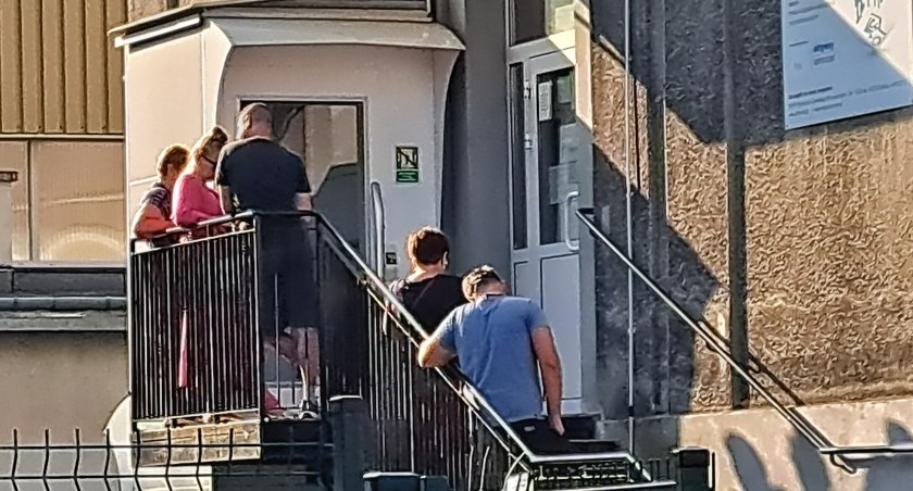 Jak wyjaśnia MOPS, do budynku przy Dworskiego są wzywane telefonicznie jedynie te osoby, które muszą uzupełnić złożony wniosek, napisać oświadczenie czy odebrać decyzję, a przychodzenie przed otwarciem, czyli przed 8 rano, i stanie w kolejce nie ma sensu./ Zdjęcie U. Gielo