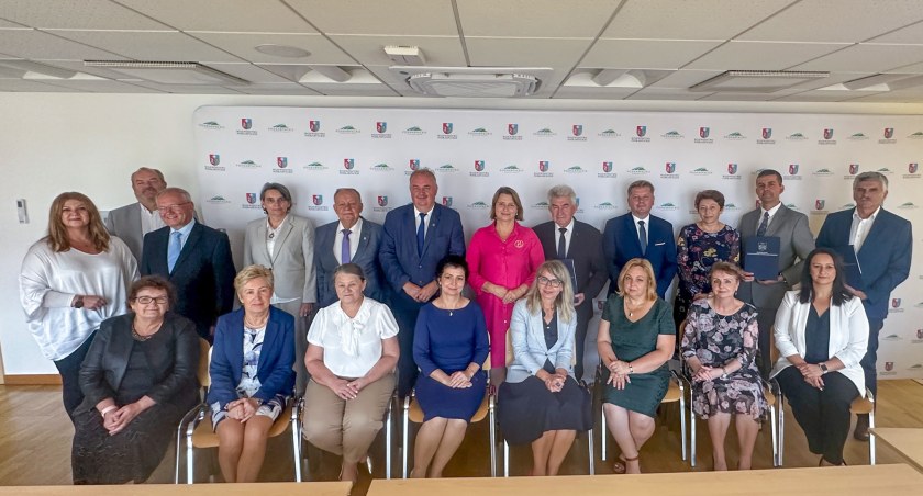 Wśród beneficjentów umów na dofinansowanie znaleźli się także przedstawiciele samorządów z naszego regionu, m.in. powiatu przemyskiego oraz gmin Zarzecze, Adamówka i Pruchnik. W tej ostatniej pieniądze wykorzystane zostaną na drugi etap rozbudowy ulicy Jasnej./ Zdjęcie Urząd Marszałkowski w Rzeszowie