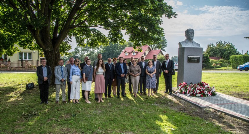 Po dyskusji, która odbyła się w ramach sesji naukowej na 200. rocznicę urodzin Jana Zachariasiewicza, jej uczestnicy złożyli kwiaty u stóp pomnika upamiętniającego zacnego mieszkańca Radymna./ Zdjęcia: UM Radymno
