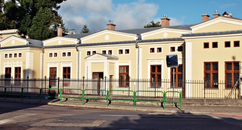 Stara plebania przez lata była w zasadzie nieużytkowana, jeśli nie liczyć okresu, kiedy funkcjonowała tak Szkoła Muzyczna „Yamaha”. Po remoncie frontowej elewacji widać, jak piękny to obiekt. Fot. Mariusz Godos