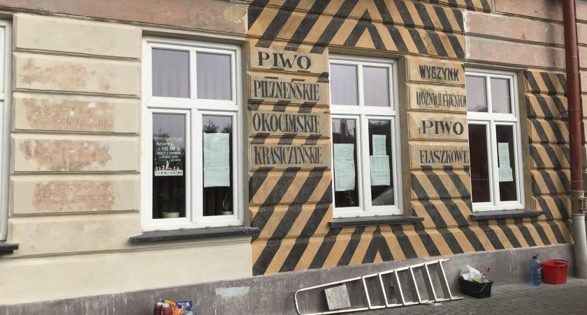 Kilkanaście dni temu kolejną tajemnicę odkryła wspomniana już kamienica przy ul. Grunwaldzkiej 24. Tuż obok napisów związanych z browarami, odsłonięte zostały te, które świadczą, że kiedyś był tam sklep z oświetleniem i różnymi gatunkami mydeł. Fot. PWUOZ Przemyśl
