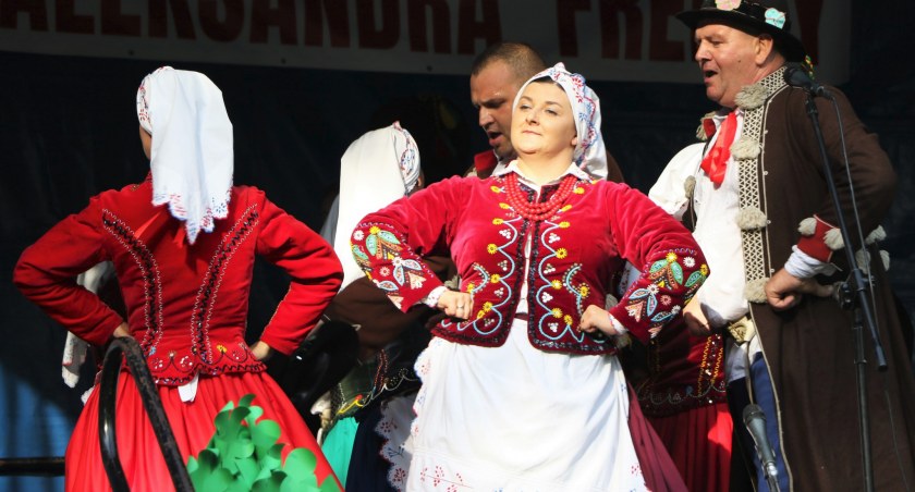 Na scenie zaprezentował się Szkolny Zespół Ludowy Ziemi Przemyskiej ,,Trójczyce”, jak również  Zespół Pieśni i Tańca ,,Sanowiacy”. Fot. Małgorzata Dachnowicz