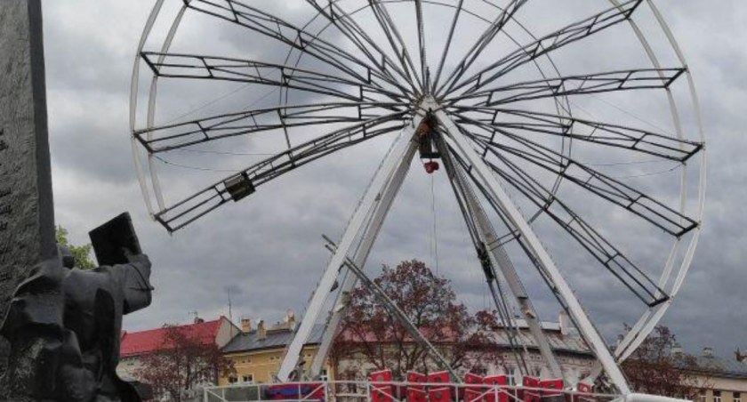 Ustawienie koła widokowego na placu Niepodległości było samowolką budowlaną. Na właściciela nałożono karę administracyjną w wysokości 100 tys. zł. Fot. Mariusz Godos