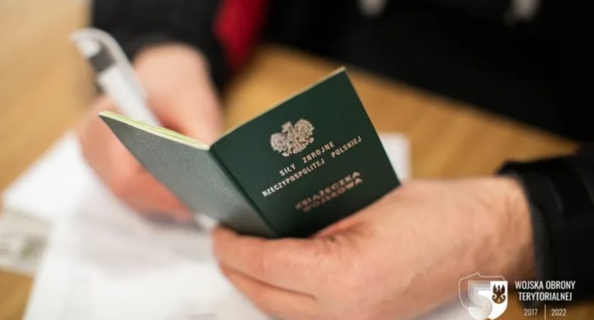 Rekruci poznają podstawy strzelectwa, taktyki, łączności, topografii, zasady zachowania na polu walki, przetrwania w trudnych warunkach oraz udzielania pierwszej pomocy przedmedycznej. Szkolenie podstawowe zakończy sprawdzian nabytej wiedzy i umiejętności praktycznych, tzw. „pętla taktyczna”. Fot. WOT
