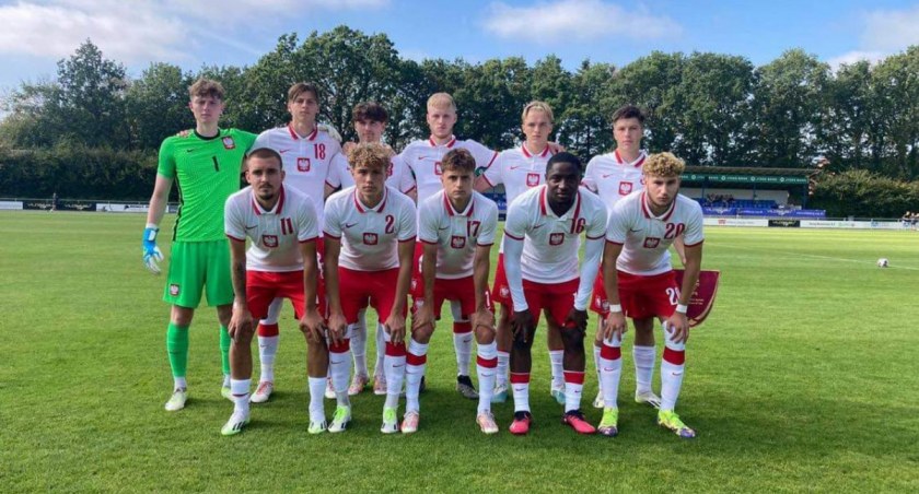 Reprezentacja Polski U-19 podczas turnieju w Danii. Drugi z lewej w pierwszym rzędzie Norbert Barczak. Fot. zbiory własne