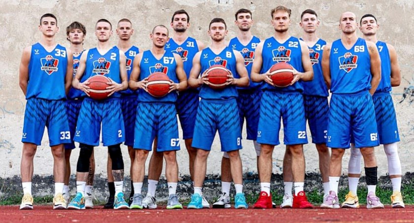 Niedźwiadki Chemart Przemyśl przed sezonem 2023 – 2024. Od lewej: Bruno Chalicki, Max Egner, Radosław Skubiński, Maciej Puchalski, Kacper Majka, Michał Marek, Rafał Serwański, Sebastian Rompa, Michał Chrabota, Szymon Janczak, Edi Sinadinović i Łukasz Uberna. Fot. Niedźwiadki Chemart Przemyśl