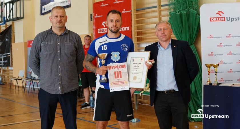 Marcin Wajda (w środku, z lewej prezes Stowarzyszeniac Rozwoju Sportu Przemyśl Robert Skawiński) zebrał dobre recenzje podczas wojewódzkiego finału Pucharu Polski. W Krakowie był najlepszym graczem SPR Orła Przeworsk. Fot. Krzysztof Błażkowski