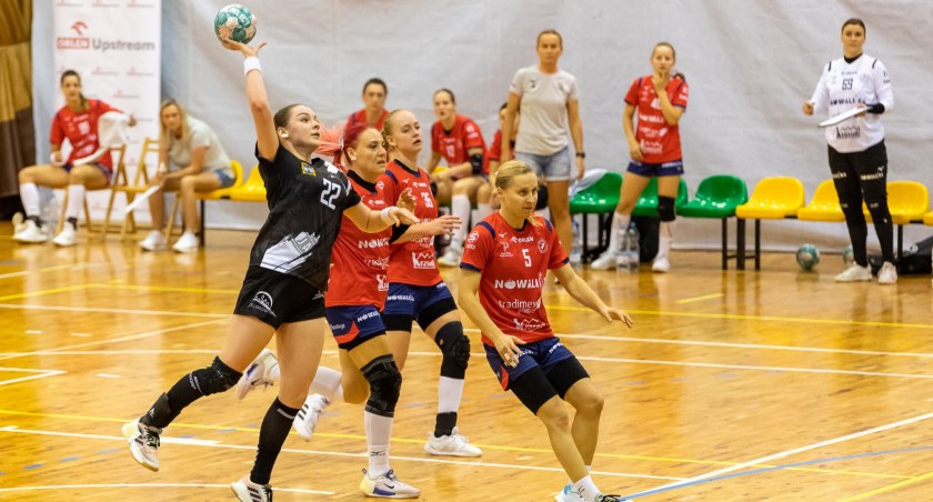 Wiktoria Kostuch (ciemny strój) rzuciła w Lublinie dwie bramki. Fot. ORLEN Superliga Piłki Ręcznej Kobiet
