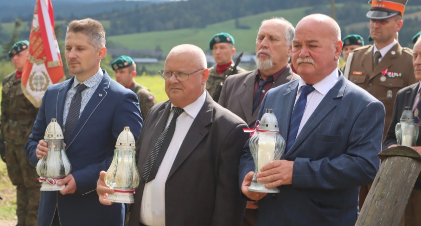 Na uroczystości złożyły się apel pamięci, salwa honorowa oddana ku czci poległych oraz złożenie kwiatów i zniczy pod kamieniem pamięci przez przybyłe delegacje. Zdjęcia: GOKSiT Bircza
