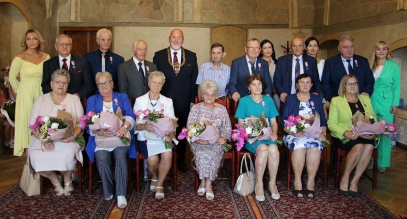 Medale za Długoletnie Pożycie Małżeńskie nadawane przez Prezydenta RP, a wręczane przez władze samorządowe można otrzymać, składając wniosek w Urzędzie Stanu Cywilnego./UM Jarosław