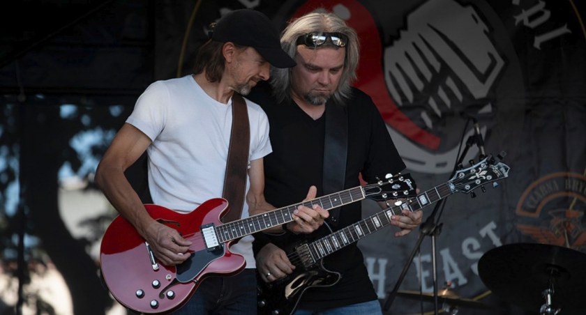 Nie zabrakło okazji do dobrej zabawy, którą zapewniły rockowe brzmienia. Dla przybyłych zagrał i zaśpiewał m.in. Wojtek Cugowski./ Zdjęcia: UMiG Narol