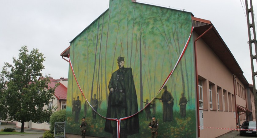 Malunek ozdobił ścianę dawnego budynku szkoły podstawowej i jest on częścią większego projektu pod nazwą „Generał Józef Kustroń bohater września 1939 roku”.