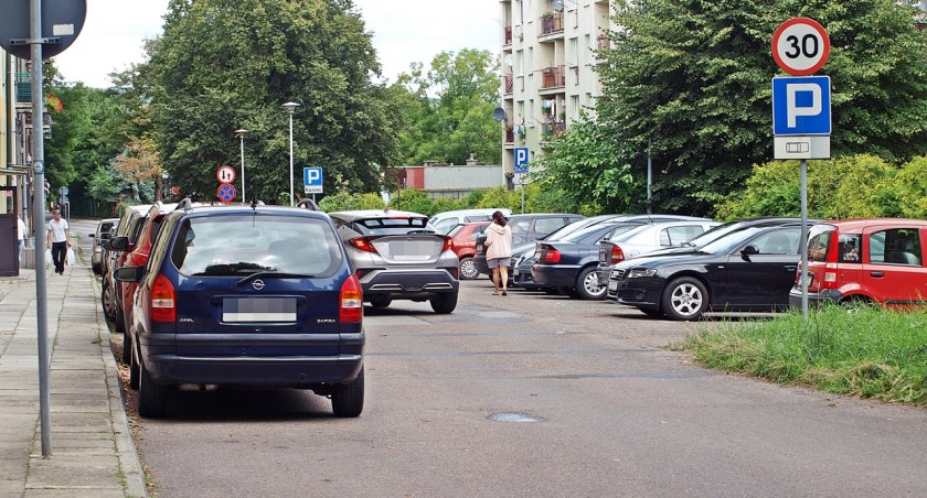 Odpowiedzi na pytanie co tak naprawdę wydarzyło się w późny czwartkowy wieczór, 27 lipca br., kiedy na parkingu usytuowanym pod jednym z bloków przy ul. Sierakowskiego, łączącej ulice Słowackiego i Łukasińskiego w Przemyślu najprawdopodobniej się nie dowiemy. Fot. Mariusz Godos