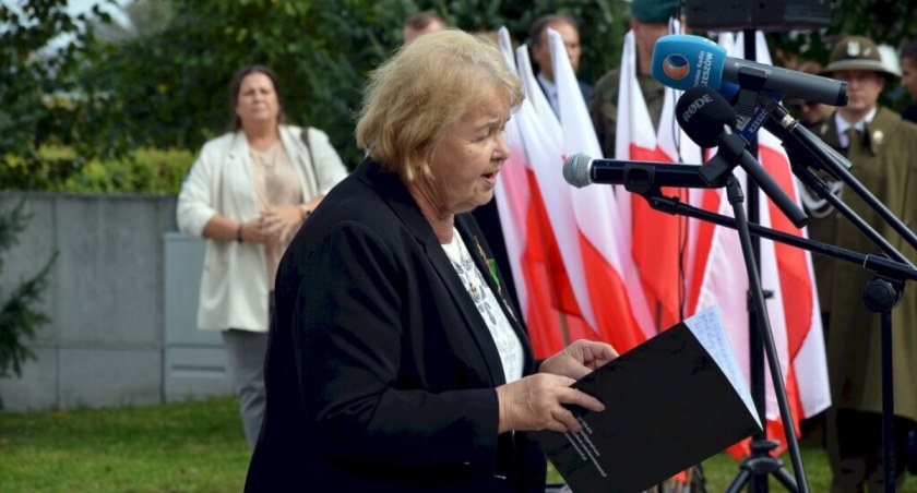 Historię przemyskiego oddziału Związku Sybiraków, a także jego cele i działania przypomniała prezes Stanisława Żak. Fot. UM Przemyśl