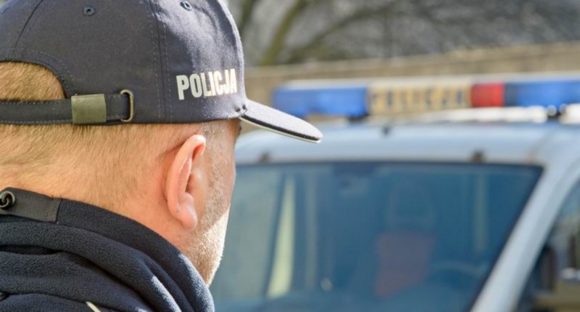 Przybyli na miejsce wezwania mundurowi dostali się do środka przez uchylone okno. 