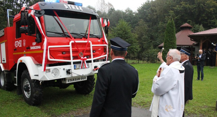 Święty Florian – patron strażaków „mocno święcił” zmodernizowany samochód. Niesprzyjająca aura nie przeszkodziła jednak radości z wydarzenia./UG Pruchnik  