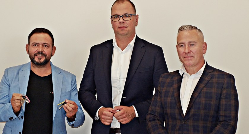 Klucze do lokalu z rąk prezydenta miasta Wojciecha Bakuna (w środku) odebrał prezes katowickiej Fundacji „Wolne Miejsce” Mikołaj Rykowski. Z prawej pomysłodawca utworzenia nad Sanem sklepu radny Bartłomiej Barczak. Fot. Mariusz Godos