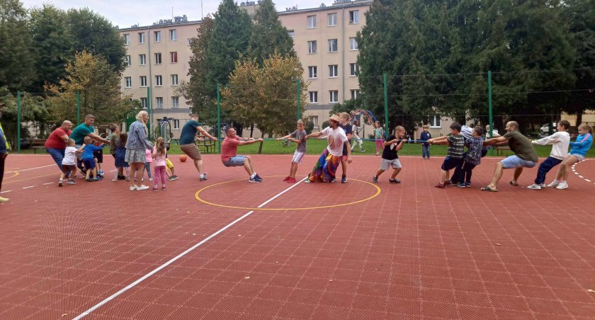 Organizatorzy zadbali o szereg atrakcji. Były dmuchańce, szaleństwa z animatorem, przeciąganie liny, konkursy sportowe, mała gastronomia... Fot. zbiory własne