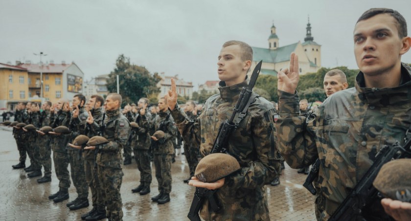 Słowa roty przysięgi wojskowej wypowiedziało kolejnych 100 terytorialsów. Fot. 3 PBOT